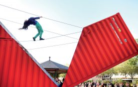 Et s’il fallait se plier à la danseuse ? La compagnie de Satchie Noro et de Sylvain Ohl a présenté son spectacle «Origami», une performance qui s’inspire des techniques de l’art du pliage japonais. Un double jeu à couper le souffle entre les bascules d’un container et les mouvements intrépides d’une frêle danseuse. ©Michel Duperrex