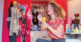 Du flacon à bulles aux habits «collectors» des années ‘80, la chambre d’Amandine lui ressemble : un univers coloré et vintage. ©Simon Gabioud