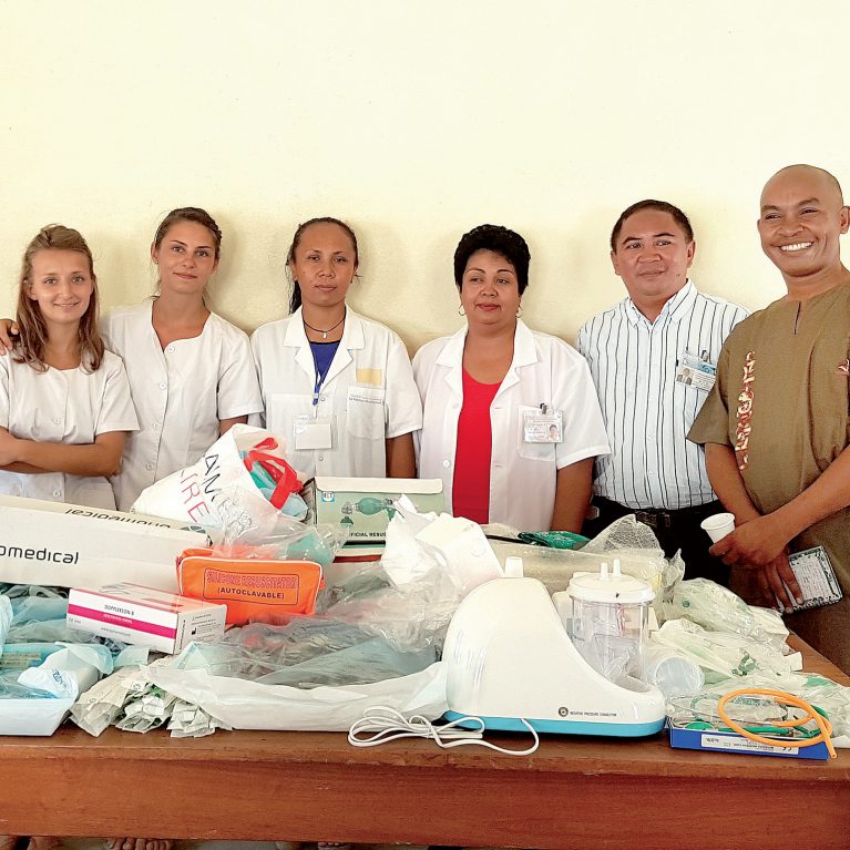 Marie Pasquali et Laura Di Pietrantonio (1re et 2e depuis la gauche) ont réuni une centaine de kilos de matériel médical qu’elles ont acheminé dans un hôpital malgache. ©DR