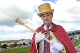 Michel Québatte arbore fièrement le costume de la confrérie.