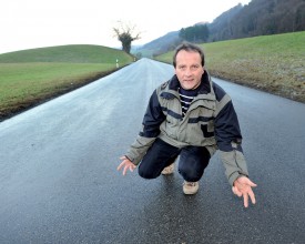 José Durussel sur la route reliant Yvonand à Rovray, où l’absence de marquage cause des sueurs froides aux automobilistes en période de brouillard. ©Michel Duperrex