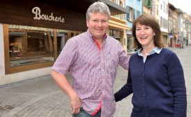 Jacques et Martine Paillard ont décroché l’enseigne. Leur commerce est repris par Leonel Costa. ©Michel Duperrex