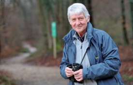 Si les jumelles restent un outil indispensable à l’ornithologue, la connaissance des cris des oiseaux joue un rôle crucial dans leur étude, particulièrement dans des zones difficiles d’accès comme les marais, relève Michel Antoniazza. ©Michel Duperrex