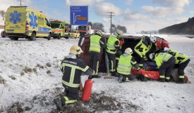 La désincarcération et les conditions météo ont contribué à l’intensité de l’intervention, mais le chauffeur n’a été que très légèrement blessé. ©Michel Duperrex