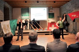 Groupe de cor des Alpes L’Echo des montagnes ainsi que les lanceurs de drapeaux Stéphane Lauper et Etienne Gaillard ont agrémenté de leurs performances la présentation du comité d’honneur. ©Carole Alkabes