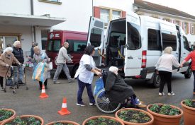 Mercredi, les 19 résidents de l’EMS des Tourelles ont quitté Chamblon. Jeudi, c’était au tour des 33 seniors du home de Mont-Riant. ©Michel Duperrex