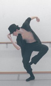 Nolan Millioud interprète le prince dans le ballet «Peau d’âne». ©Pierre Wyss