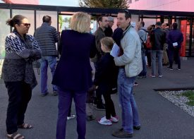 Entre 11h30 et 12h15, c’était le «rush» devant le bureau de vote. ©Bayron Schwyn