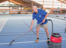 Jean-Claude Perrier, le fondateur du Centre sportif de Valeyre et son équipe ont passé leur dimanche à aspirer l’eau des courts intérieurs. ©Muriel Aubert