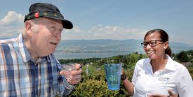 A l’EMS de Mont-Riant, le personnel soignant est aux petits soins avec les résidents. Ici, Solange Furtado Varela et Gérard Dovat. ©Michel Duperrex