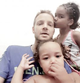 Sylvain se trouve à Nice avec ses deux filles, Djulia, 5 ans (à dr.), et Kiméa, 2 ans. ©DR