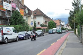 Il n’y aura plus de stationnement le long de la rue. Cyclistes et piétons se partageront une bande de trois mètres de chaque côté de la chaussée. ©Michel Duperrex