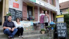 Devant leur établissement, Dominique et Véronique Bovet (assis à gauche) posent avec leurs deux collaboratrices, l’apprentie cuisinière Maria Baretto et la serveuse Nathalie Balimann, également dans l’aventure depuis le début.