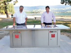 Le municipal Pierre Dessemontet et Stuart Kull, directeur de Greenplate Grill. ©Michel Duperrex