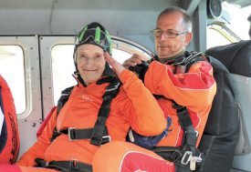 Rodée, la Nord-Vaudoise de 93 ans n’affichait pas une once de stress avant le grand saut. Une vivacité qui a ému son accompagnateur, Christophe Landry (à dr.). ©Carole Alkabes