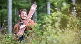 Lucas Bessard réalise le noyau de ses skis grâce à du frêne qui provient, en partie, des vastes forêts du Risoux, à la Vallée. ©Simon Gabioud