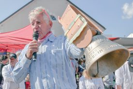 Jean-Louis Reymond a mis aux enchères la cloche de la Fête du vacherin. ©Pierre Blanchard