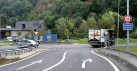 Malgré le marquage au sol, les automobilistes continuent de circuler sur la voie de droite pour aller au centre-ville d’Yverdon-les-Bains. ©Michel Duperrex