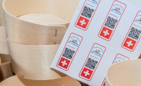 Chaque lot de Vacherin est muni d’un QR code. A L’Auberson, Vincent Tyrode produit 120 des quelque 580 tonnes qui sont fabriquées chaque année en Suisse. ©Carole Alkabes