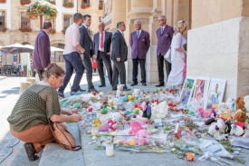 Cette cérémonie d’adieu était aussi l’occasion d’allumer une dernière bougie en mémoire des victimes. ©Simon Gabioud