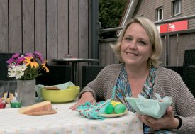 Nathalie Lafosse a travaillé jour et nuit, ces dernières semaines, pour lancer son nouveau projet de couvercle alimentaire écologique, le beeswrap. ©DR