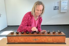 Catherine Guanzini, archiviste de la Ville d’Yverdon-les-Bains, se prête au jeu du vote avec ce scrutin. ©Michel Duperrex