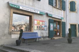 L’auteur du brigandage au kiosque de la Place, à Grandson, s’est enfui en direction de la rue Basse. Il a été interpellé dans la soirée. ©Agosta