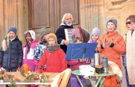 L’Ecole Rudolf Steiner a lancé les festivités en musique. Afin de nous faire patienter jusqu’à Noël, plusieurs chanteurs donneront un concert sur la place Pestalozzi. ©Carole Alkabes