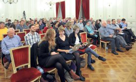 Les conseillers communaux souhaiteraient plus de confort dans la Salle des débats, mais ont eu des difficultés à trouver un terrain d’entente. ©Carole Alkabes