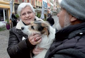 La Tapa-Sabllia Violaine Kellenberger, membre du staff de l’antenne nord-vaudoise de la fondation Aide senior animaux (ASA), contribue à soulager temporairement les aînés préoccupés par le sort de leur animal de compagnie. ©Michel Duperrex