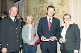 Le colonel Alain Bergonzoli, directeur de l’Académie de Savatan, avec les conseillers d’Etat Jacqueline de Quattro, marraine du drapeau, Pierre Maudet et Béatrice Métraux. ©Isidore Raposo