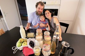 Samuel avec ses parents Jan Robra et Juliana Leon. ©Muriel Aubert