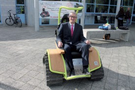 Christian Weiler aux commandes d’un fauteuil roulant à chenilles, dont le centre de vacances pour personnes âgées et handicapées es de la Grand’Borne s’est équipé. ©Ludovic Pillionel