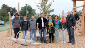 Les deux jubilaires Patrick Hurni et Nathalie Forestier, entourés (de g. À dr.)de la greffière Jeanne Conod et des municipaux Lorna Harvey, Christophe Décoppet, Francine Guignard, Stéphanie Brosi et du syndic Pierre-AndréTharin. ©Roger Juillerat