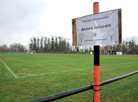 Le terrain de football est fortement endommagé. ©Michel Duperrex