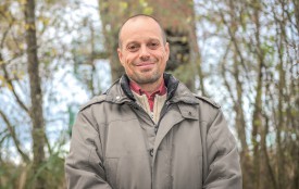 Thierry Pellet se réjouit d’observer les oiseaux depuis la nouvelle tour. ©Carole Alkabes