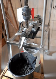 La presse produit une dizaine de litres d’huile par jour. ©Michel Duperrex