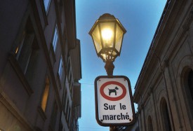 Les rues du centre historique comptant encore trente-trois candélabres fonctionnant au gaz. Installés il y a plus de trente ans, ils ne répondent plus aux normes et aux besoins actuels. © Michel Duperrex