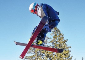 Tentative de toxic grab, avec les skis croisés. © Blanchard