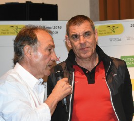 Daniel Gisiger, entraîneur de la relève à Swiss Cycling et ancien participant au TPV, au micro de Bertrand Duboux: «Le Tour du Pays de Vaud, c’est l’objectif de l’année pour tous les jeunes.» © Michel Duvoisin