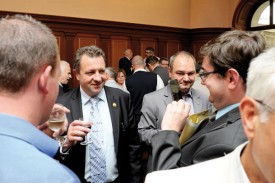 Jacques Nicolet à l’heure de l’apéritif, après la séance du Grand Conseil du 1er juillet 2014, qui a marqué l’accession du député de Lignerolle à la présidence. © Jacquet -a