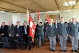 Jacques Nicolet, à gauche du drapeau suisse, lors des commémorations du 70e anniversaire de la section vaudoise de l’Association suisse des sergents-majors. © Dany Schaer