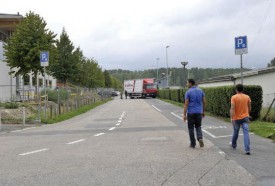 Quinze places de parc devraient prochainement voir le jour le long du chemin des Bosquets. Cette augmentation de l’offre répond à un besoin constaté dans ce secteur, indique le syndic. © Michel Duperrex