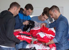 Olivier Glauser, Sacha Clément, Steven Bonzon et Mikael Duperret (de g. à dr.) ont découvert leur équipement, prêté par l’Association suisse de football, dimanche à la buvette du FC Champvent.
