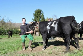 La belle Courage en compagnie de son propriétaire Ludovic Mercier, de Mutrux. © Florence Bischof