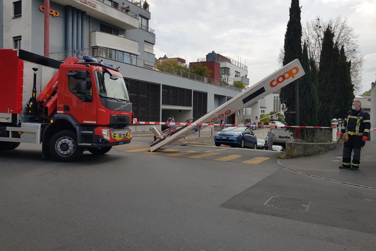 Un véhicule détruit l’entrée du parking Bel-Air