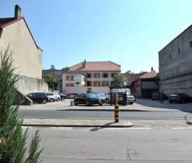 La construction de l’immeuble est prévue sur cette parcelle communale, en face de la Migros, aujourd’hui occupée par un parking. © Duperrex -a