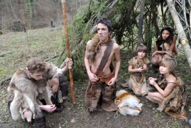 De g. à dr: Yann, dans le rôle de Djub, chef de clan des hommes-quisavent, Jim, alias Mounj, accusé de meurtre, Pablo et Diego,qui campent des enfants du village et Djamila, une femme de la communauté. Dans cette scène, Mounj expose son plan pour capturer le tueur à Djub. © Michel Duperrex