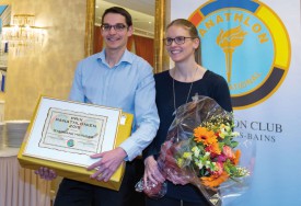 Stéphane Heiniger a eu droit au Prix panathlonien 2015, mardi soir à La Prairie, et sa conjointe Odile Rufener à un bouquet de fleurs. © Champi