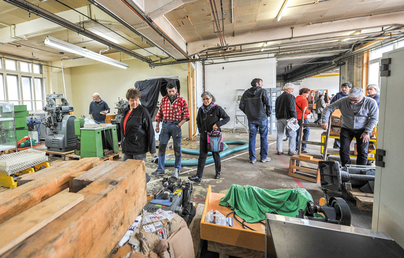 Tout était à vendre dans l’ancienne usine, y compris les machines-outils, les chaises ou les établis. © Carole Alkabes